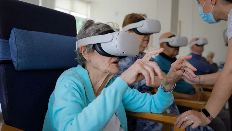 VR Museum llega a los centros de personas de la tercera edad para visitar centros de arte